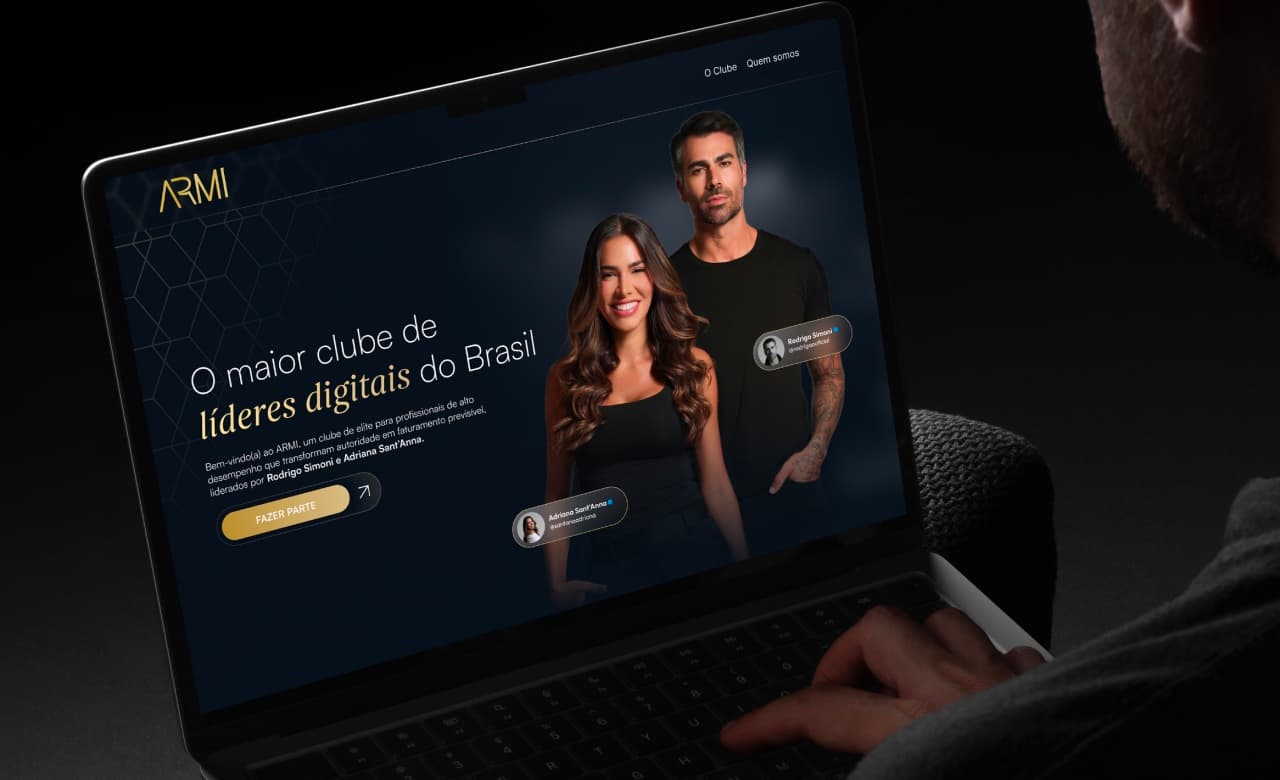 Site do clube ARMI aberto num laptop, projeto de branding e web da Acronn